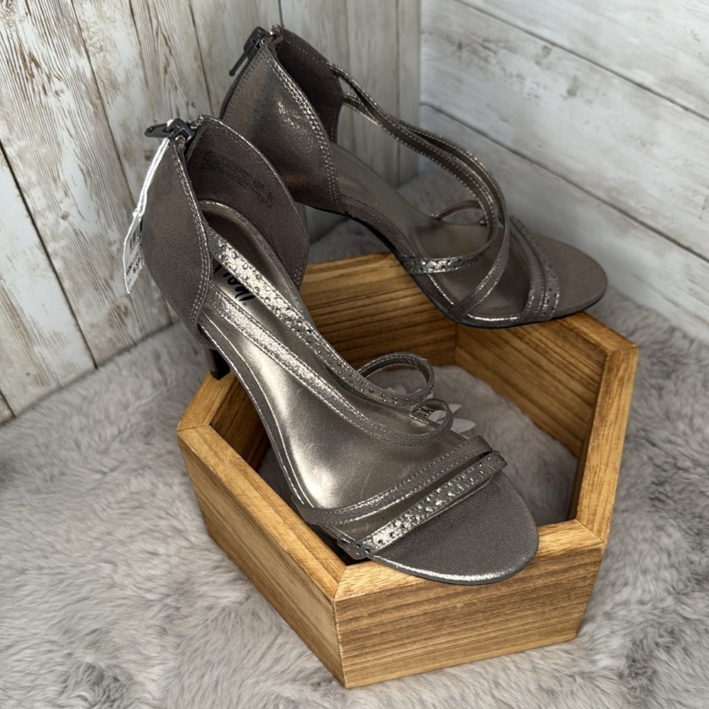 FIONI Clothing Women's Gray Strappy Heels, NWOT
Smidge too small for me
